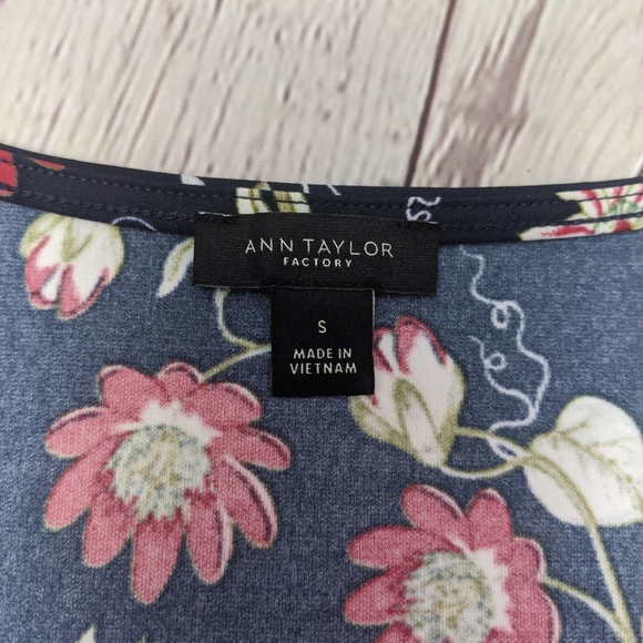 Ann Taylor Factory Floral 3/4 Sleeve Shirt Small - Picture 6 of 7
